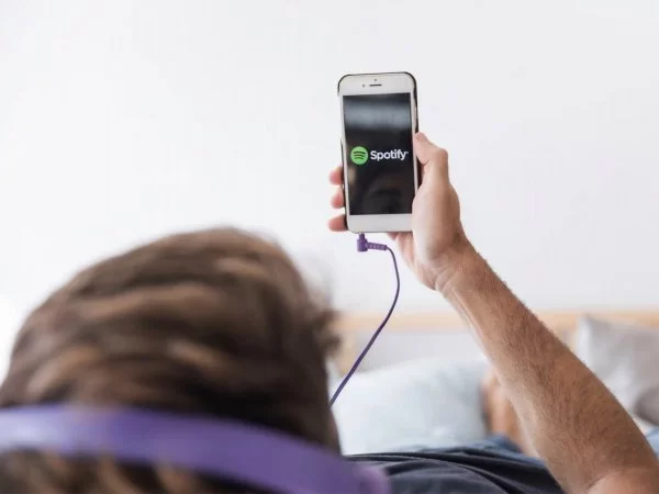 Persona escuchando Spotify.