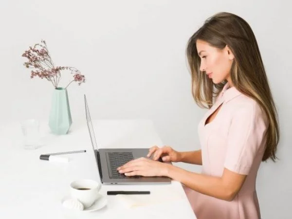 Bonos. Bono al trabajo de la mujer, Mujer trabajando con su computador.