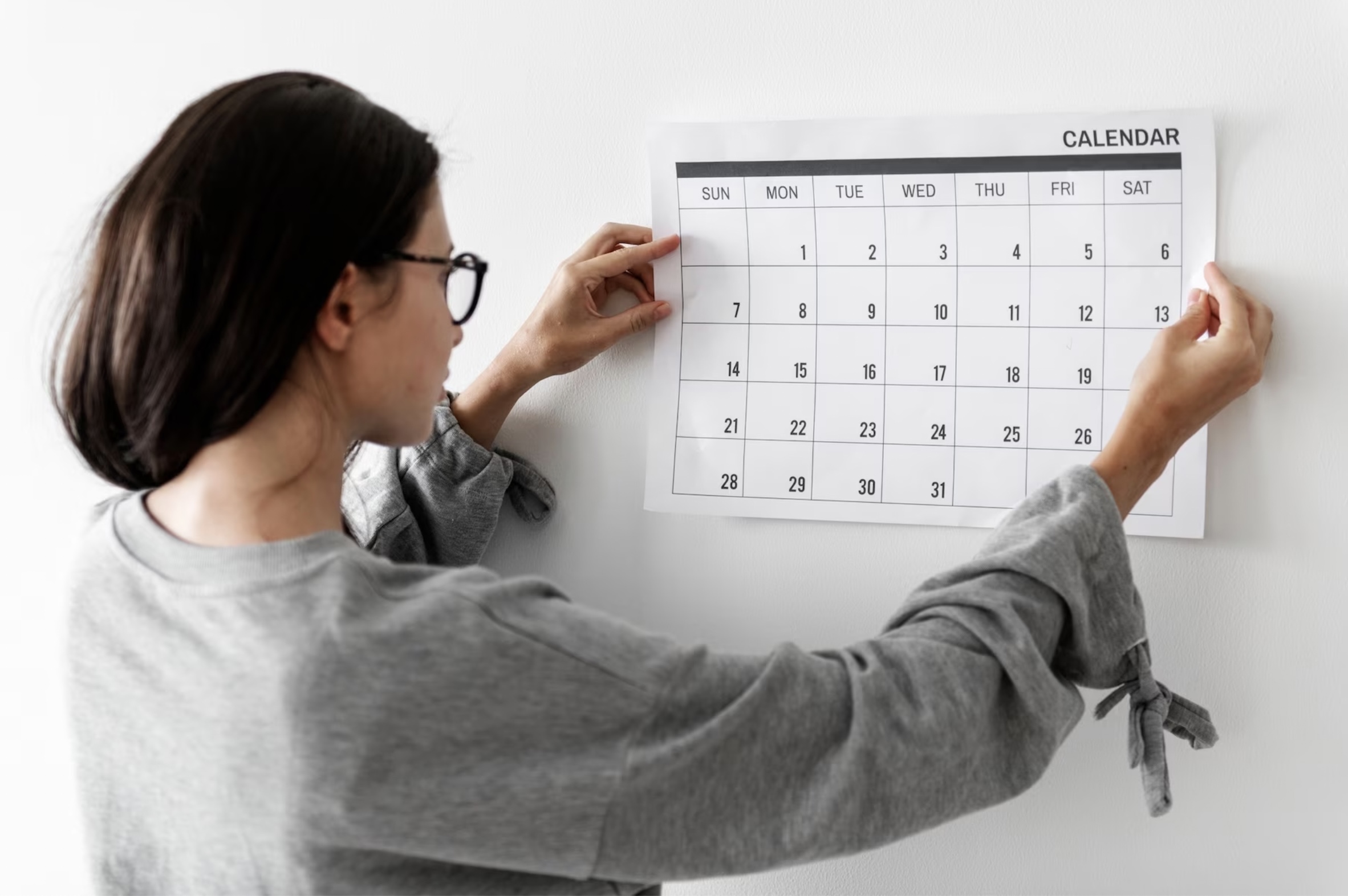 Mujer viendo el calendario. Feriados Chile 2023