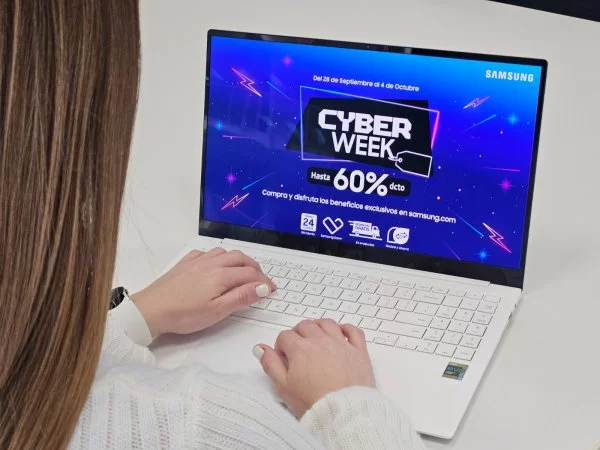 Cyber Monday. Samsung. Chica en computador.