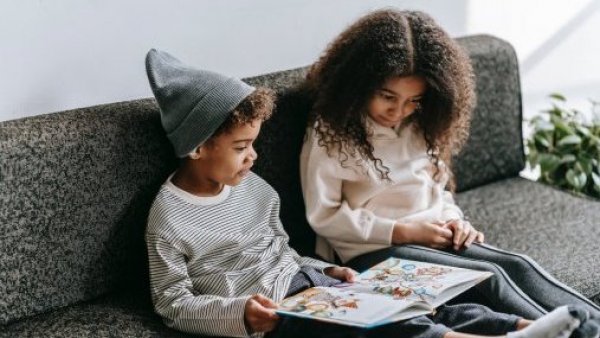 Niños leyendo adivinanzas
