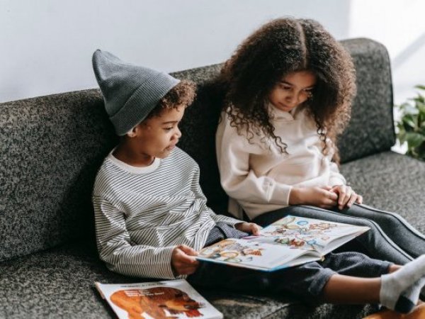 Niños leyendo adivinanzas