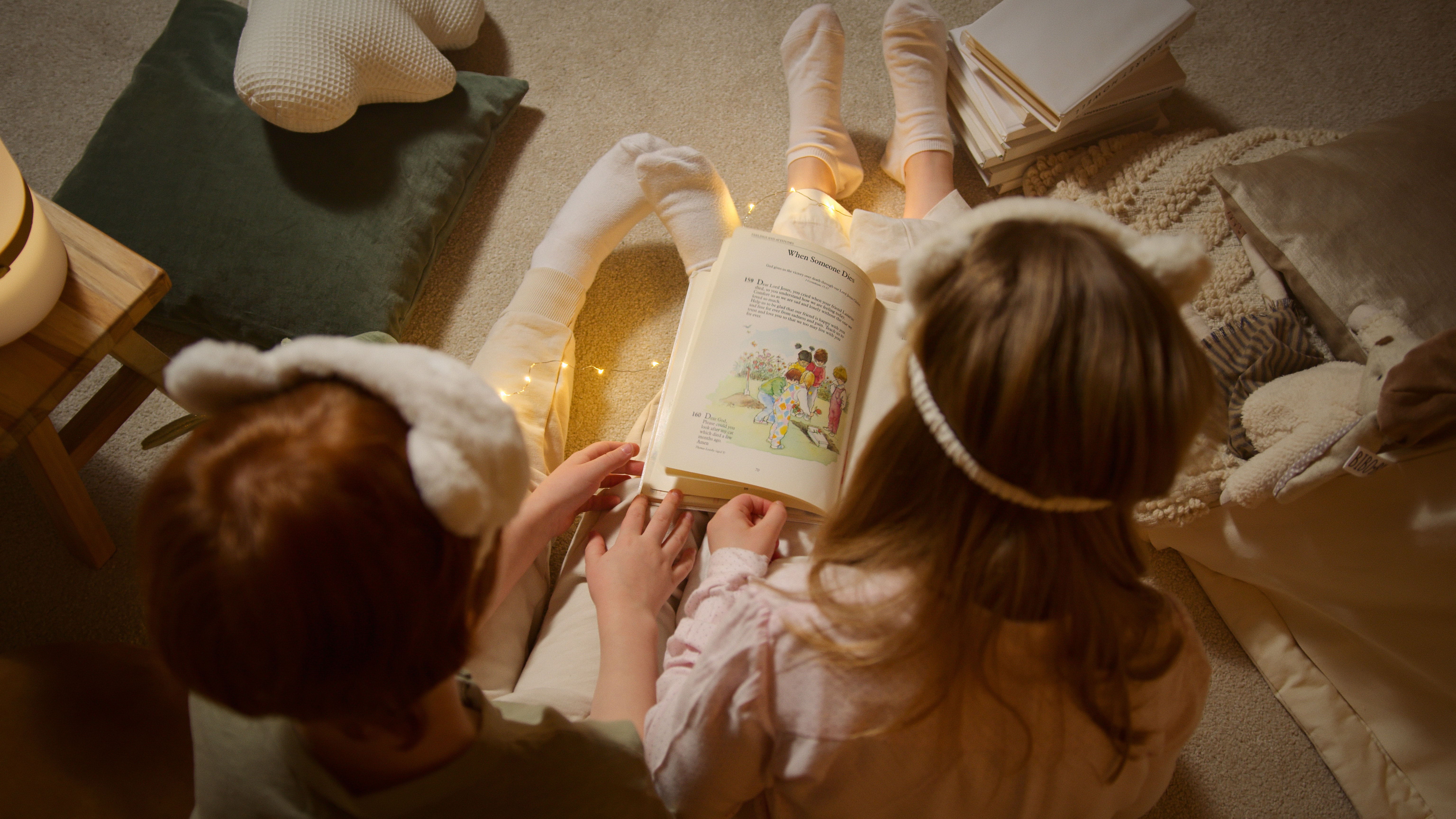 Niños leyendo adivinanzas