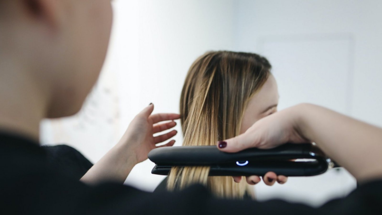 Mujer en peluquería. Cortes de pelo para mujer.