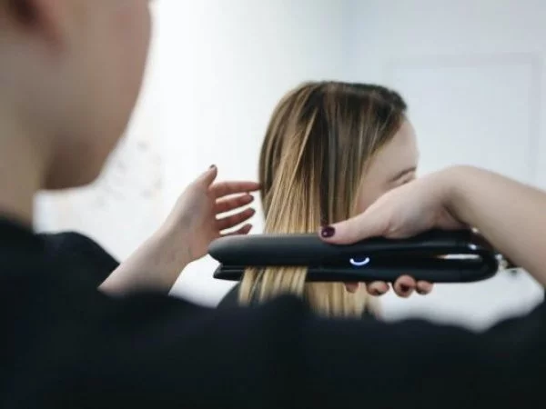 Mujer en peluquería. Cortes de pelo para mujer.