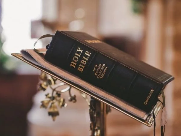 Portada de una biblia. Los 10 mandamientos.