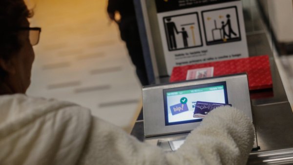 Persona pagando el Metro de Santiago. Horarios Metro de Santiago.