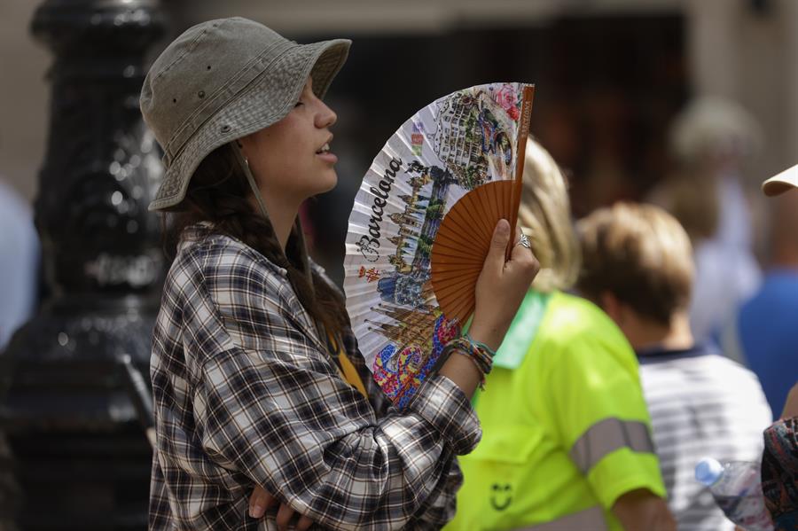 Persona con calor. Cambio climático.