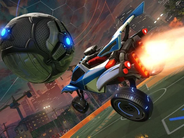 Auto de Rocket League impactando un balón en el juego.