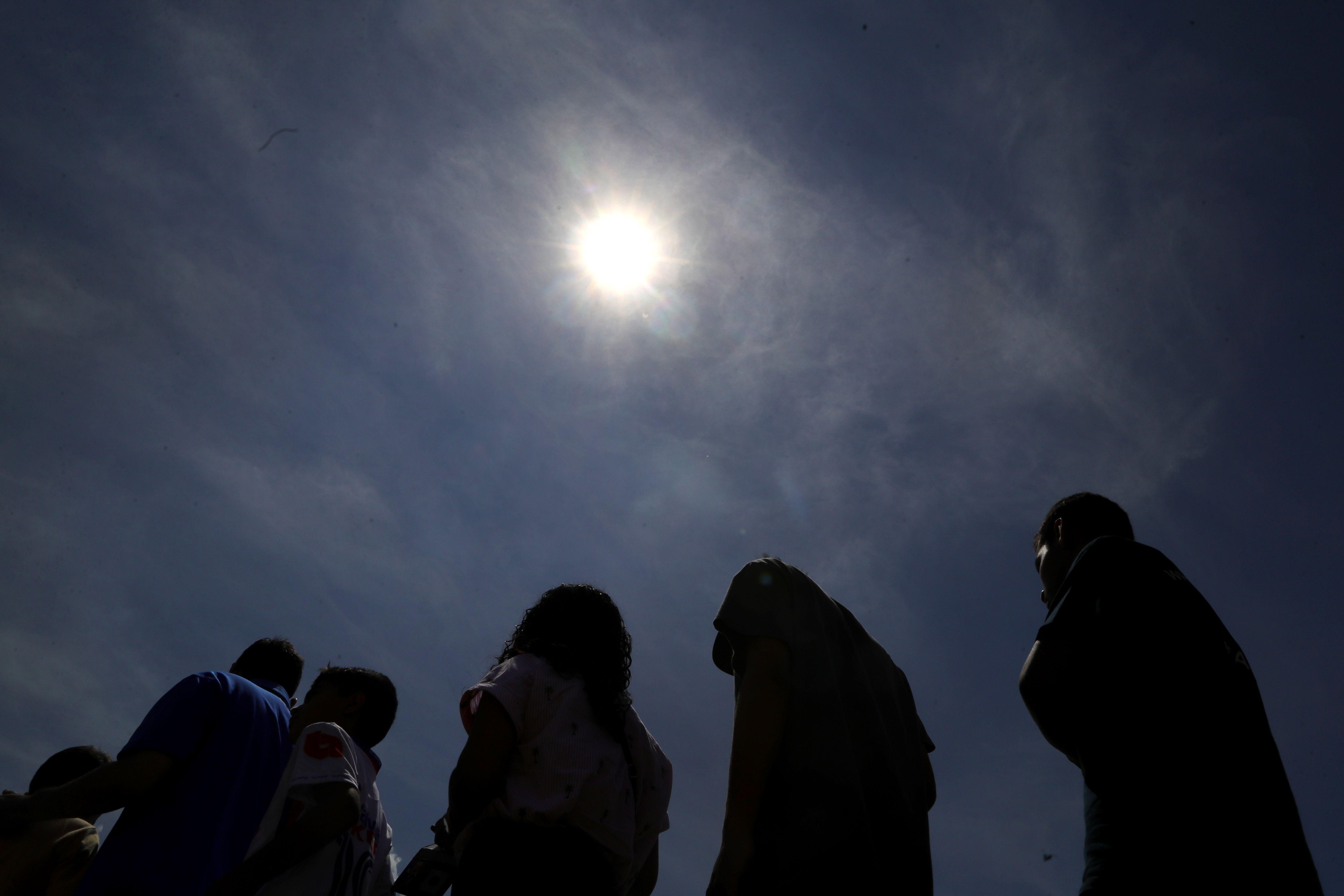 Personas se preparan para ver el eclipse en Honduras. 