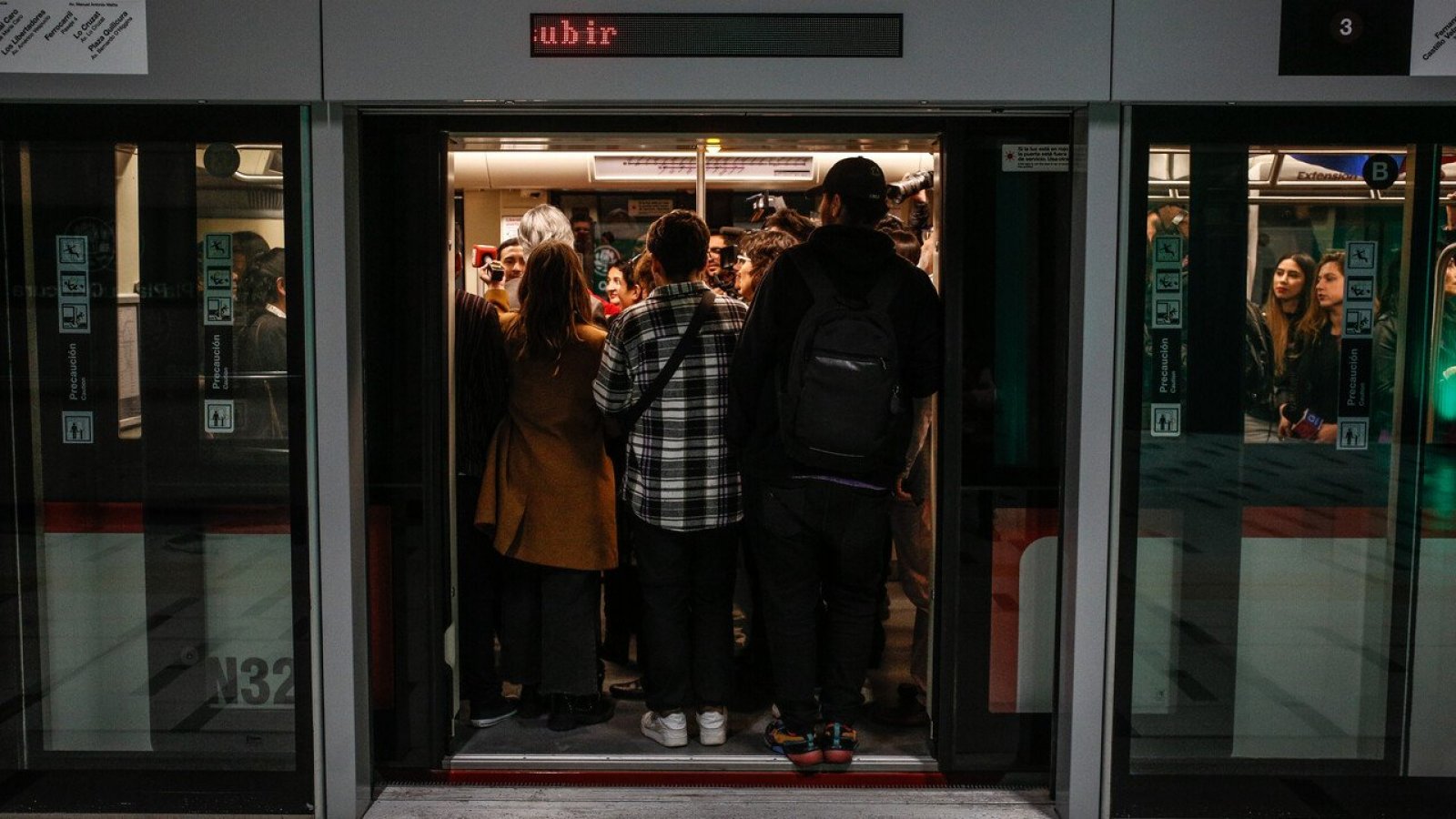 Estación del Metro de Santiago. Vagón con gente.