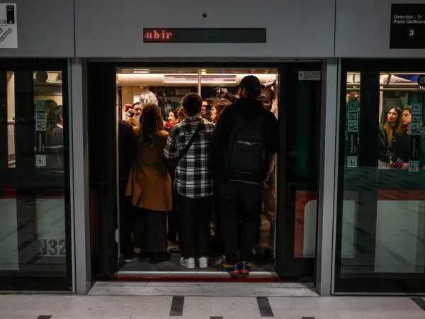 Estación del Metro de Santiago. Vagón con gente.
