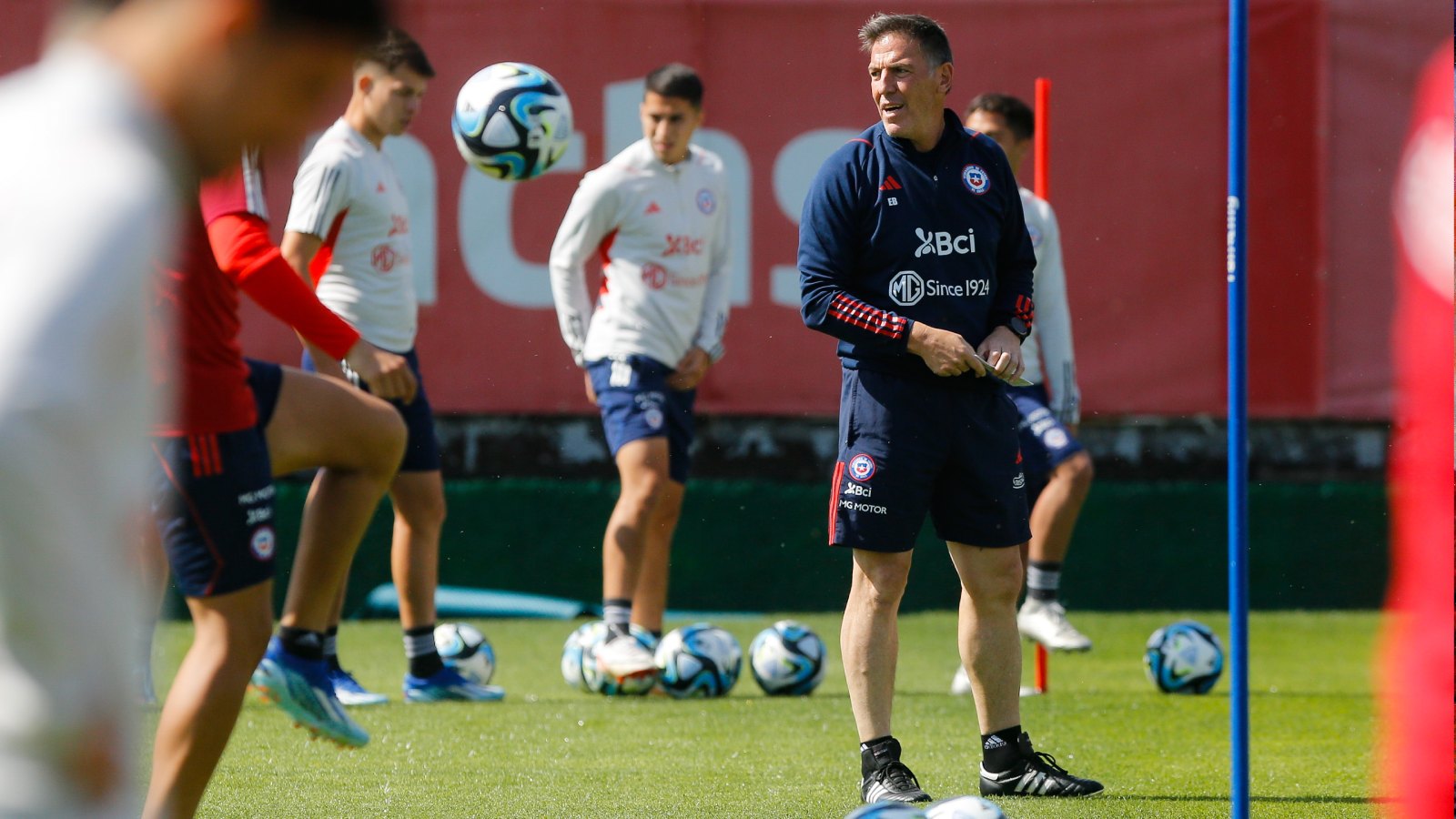 Eduardo Berizzo dirigiendo un entrenamiento de la Selección Chilena