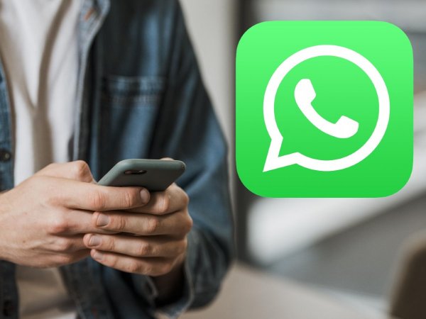 Persona chateando por WhatsApp