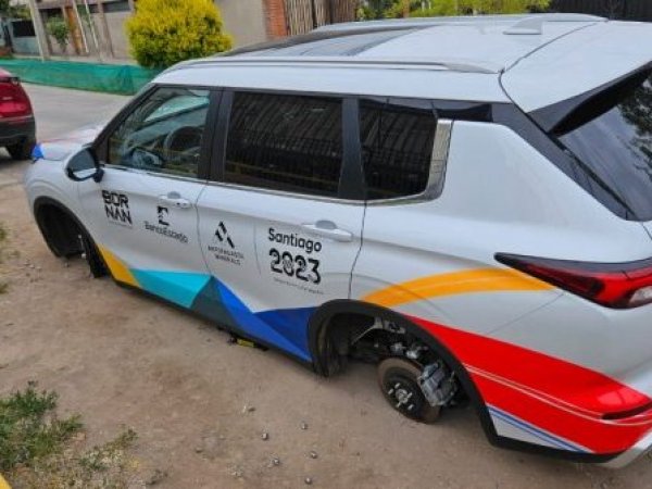 Roban ruedas de vehículo que transportaba deportistas en Santiago 2023