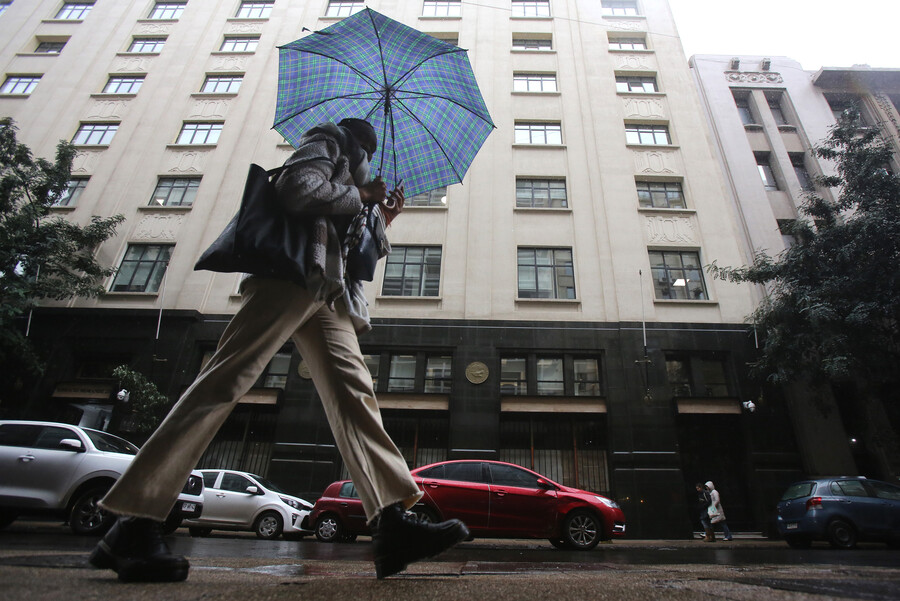 Persona con paraguas. Lluvia en Santiago