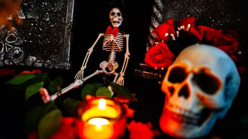 Decoración de miedo con calaveras y velas