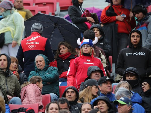 Lluvia en los Juegos Panamericanos Santiago 2023. Personas bajo la lluvia.
