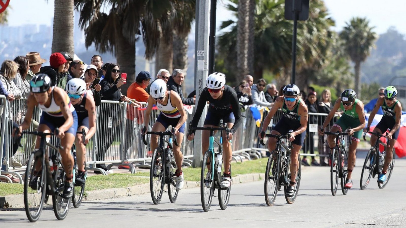 ¿A qué hora comienza el Triatlón mixto y quiénes representan a Chile?