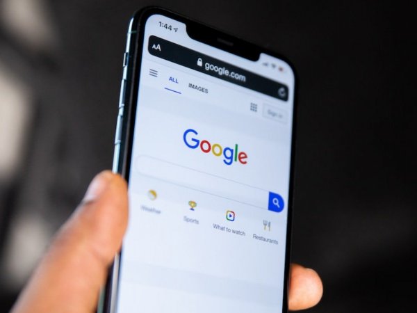 Celular con el buscador de Google abierto