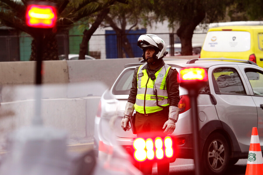 Carabinero fiscalizando en la calle. Nueva Ley de Tránsito