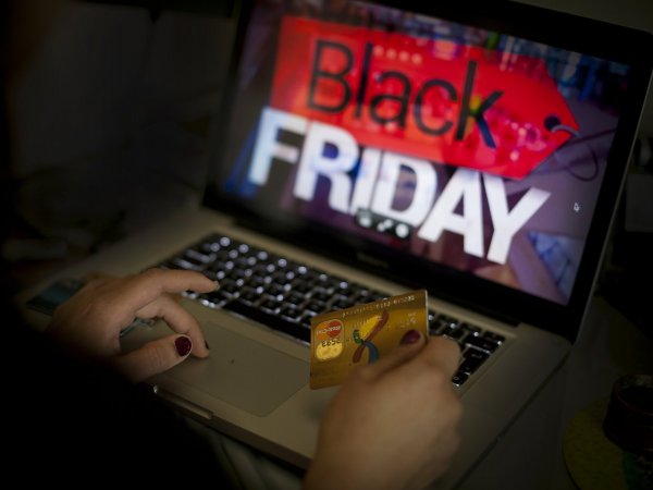 Persona viendo ofertas en el Black Friday