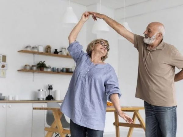 Adultos mayores bailando. Envejecimiento saludable.
