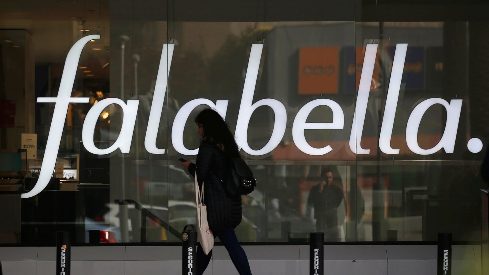 Falabella negocia venta de centros comerciales en Perú