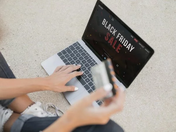 Persona comprando en el Black Friday