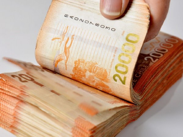 Varios billetes de 20 mil pesos. Pagos IPS con tu RUT.