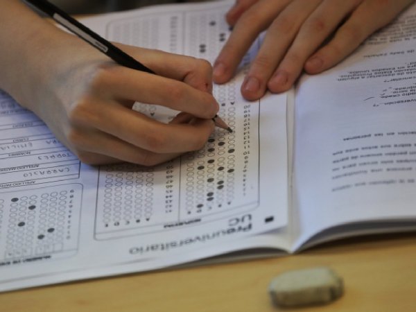Estudiante rindiendo ensayo de la PAES