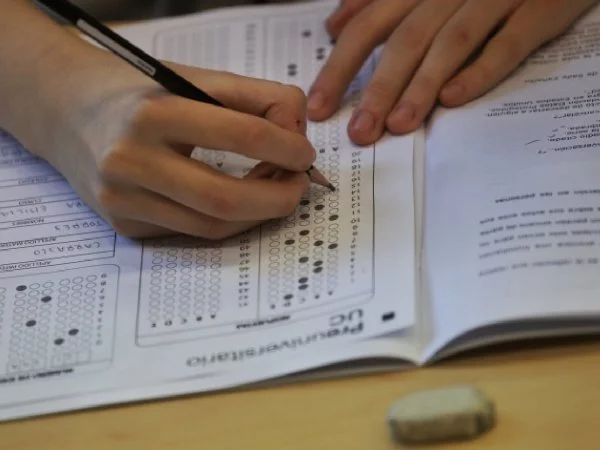 Estudiante rindiendo ensayo de la PAES