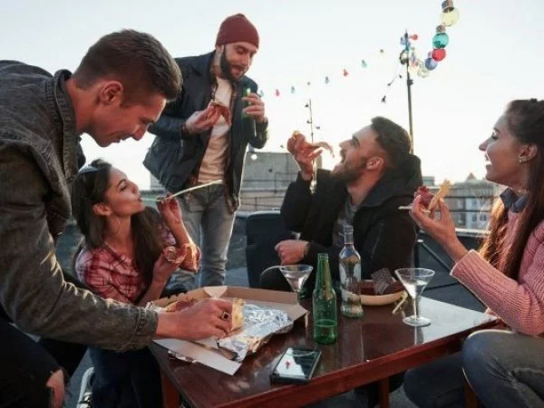 Reunión de amigos, jugando verdad o reto.