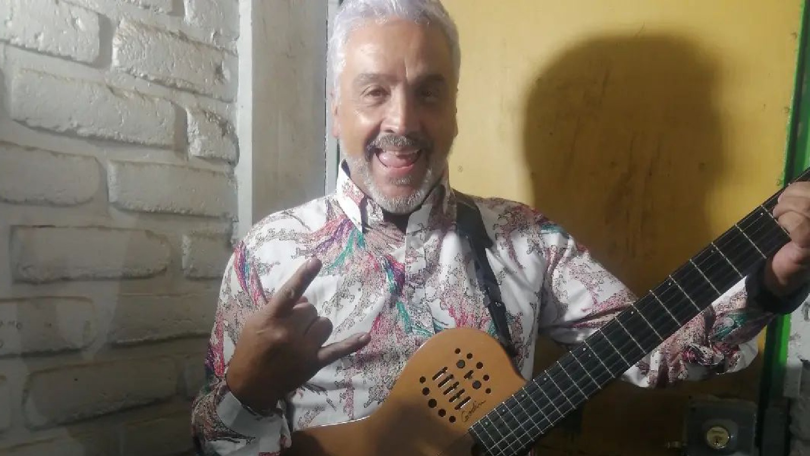 Memo Bunke y su guitarra