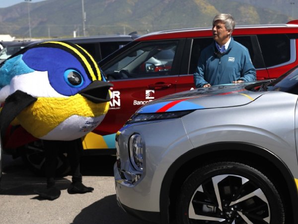 Fiu y Harold Mayne-Nicholls en la entrega de los vehículos Mitsubishi para los Juegos Panamericanos Santiago 2023