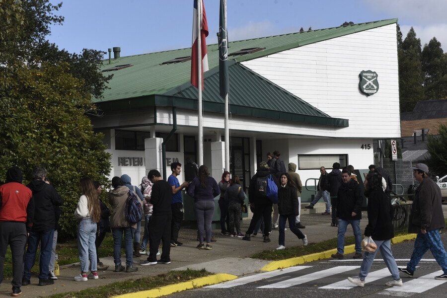 Personas dejando constancia para excusarse por no votar