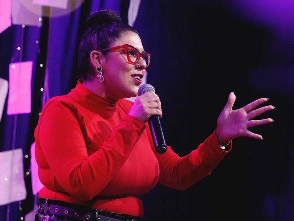 Monse Jerez actuando en un show