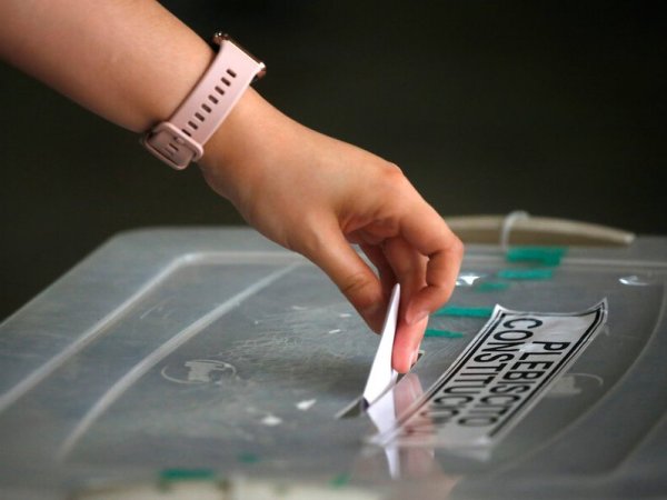 Foto: Aton. Votante en urna del plebiscito constitucional.