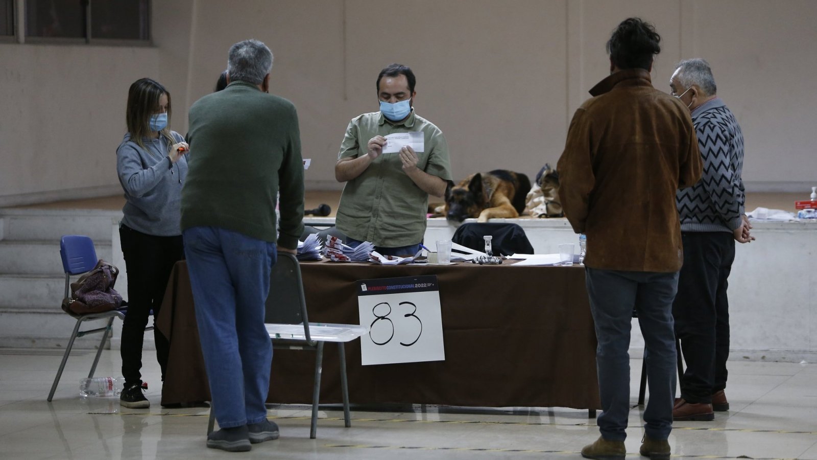 Vocales de mesa trabajando