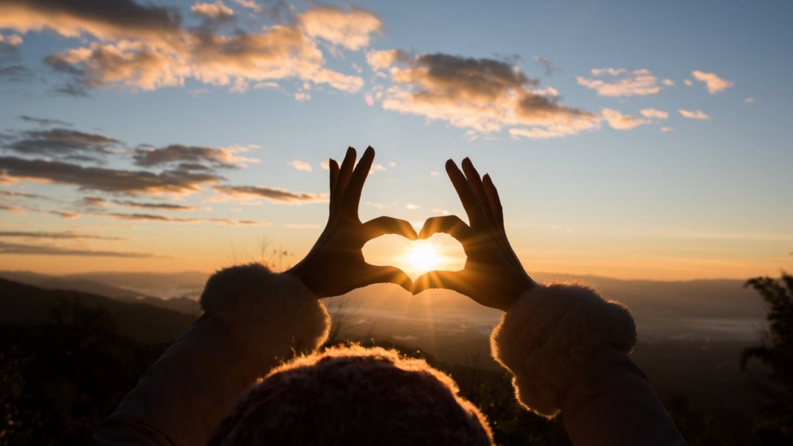 Símbolo de corazón en el atardecer. Frases de amor de buenos días.