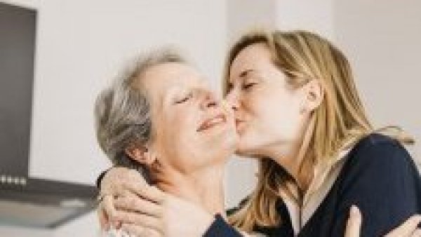 Madre e hija abrazándoses. Frases para mamá.