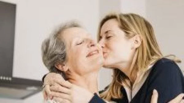 Madre e hija abrazándoses. Frases para mamá.