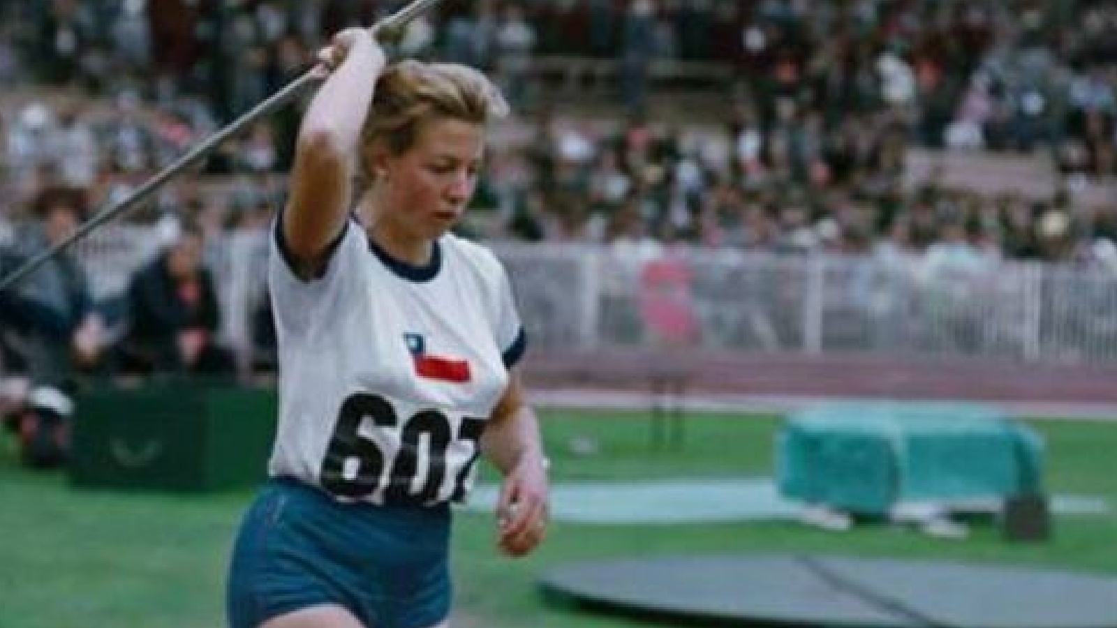 Marlene Ahrens lanzando la jabalina en los Juegos Olímpicos de Melbourne 1956