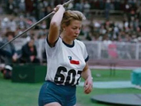 Marlene Ahrens lanzando la jabalina en los Juegos Olímpicos de Melbourne 1956