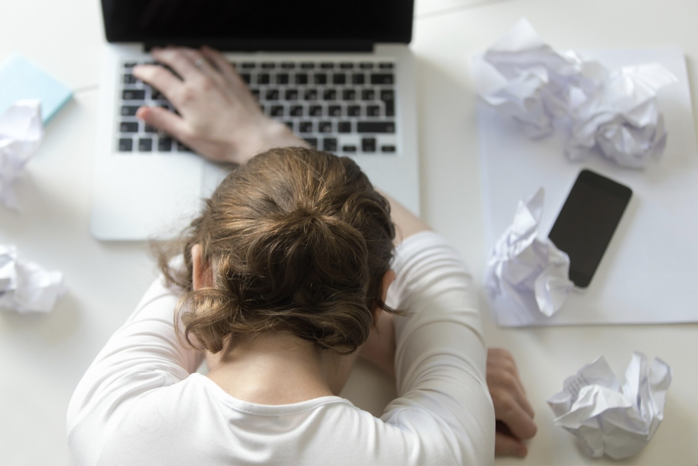 Mujer cansada por cambio de hora