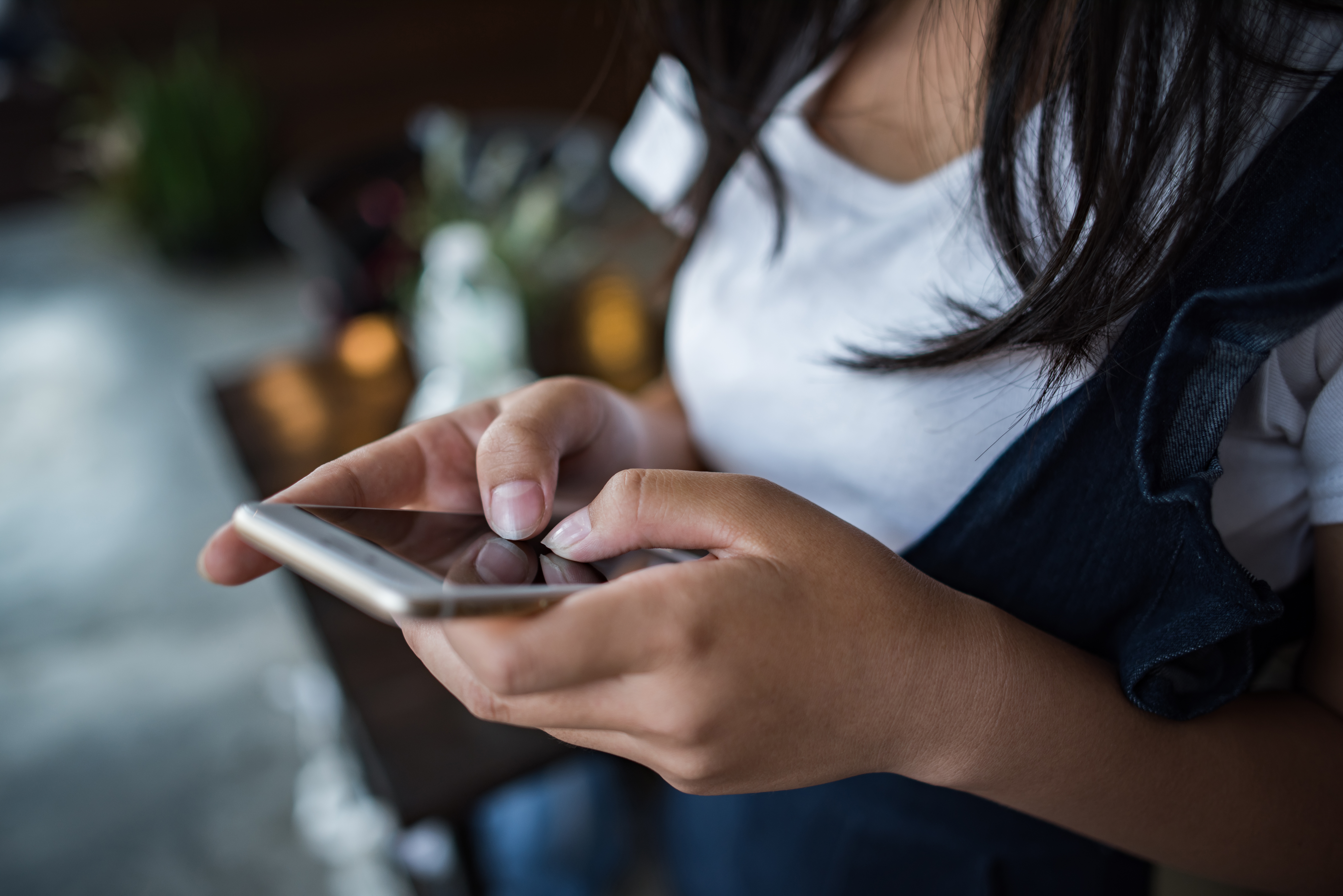 Mujer usando celular. Frases de desamor.