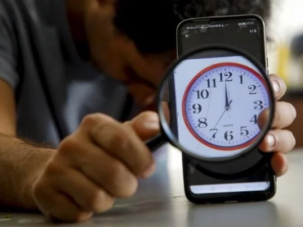 Reloj en teléfono. Cambio de hora en Chile.