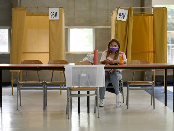 Vocales de mesa y excusas ante el Servel.