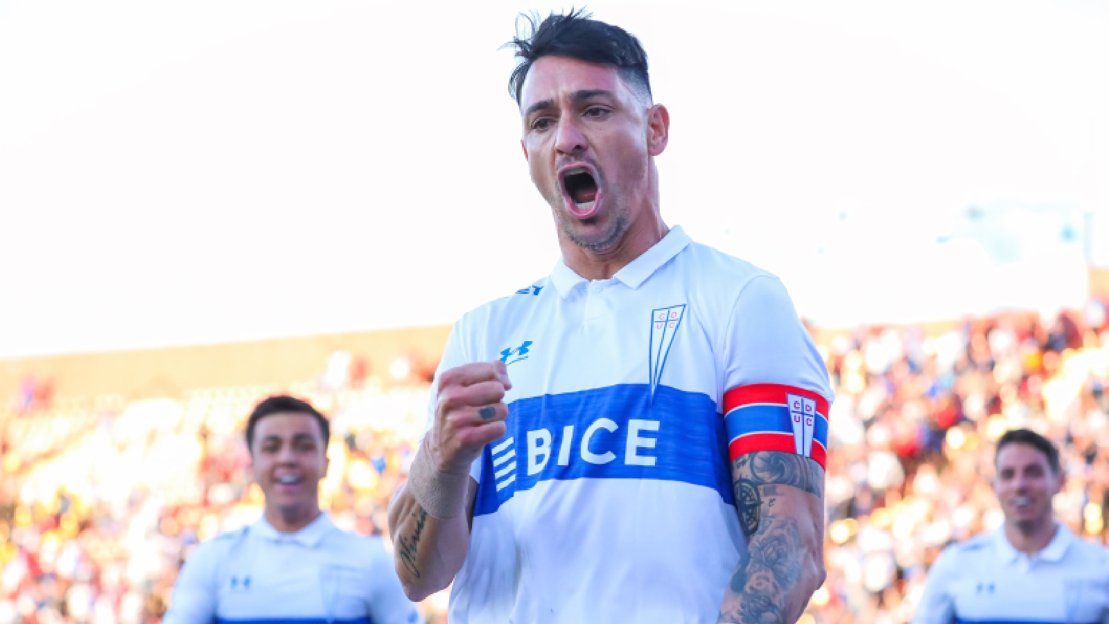 Fernando Zampedri celebrando un gol con la Universidad Católica