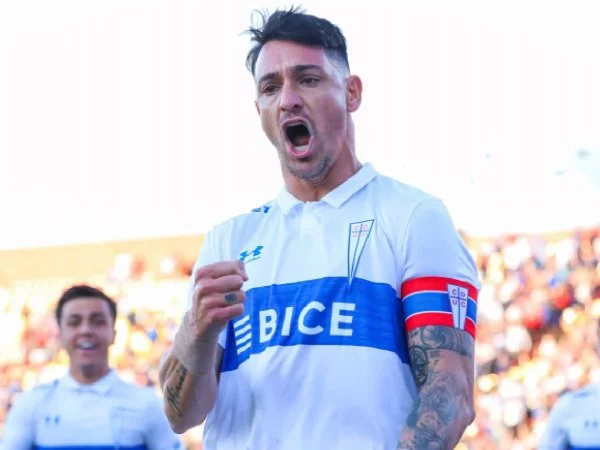 Fernando Zampedri celebrando un gol con la Universidad Católica